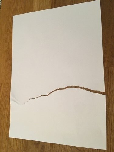 Plain paper with one fracture papper med en spricka