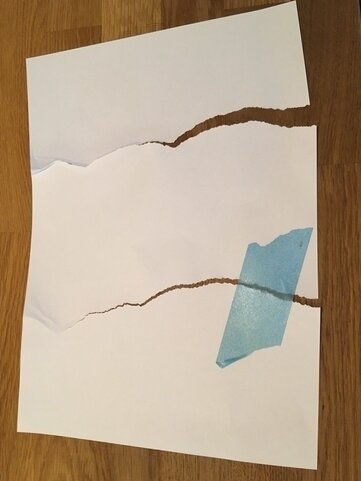 Plain paper with two fractures papper med två sprickor